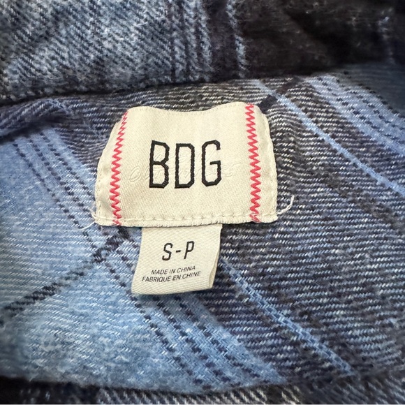 BDG Small Oversized Joey Shirt Jacket ~ Blue Plaid Button Down Cropped Raw Hem - Picture 6 of 7